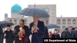 AQSh Davlat kotibi Jon Kerri, Amerikaning O'zbekistondagi elchisi Pamela Spratlen, Samarqand, 1-noyabr, 2015-yil