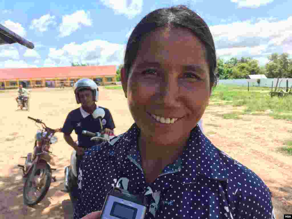 អ្នកស្រីព្រឹន​​​ ហៃ អាយុ​​​៤០ឆ្នាំ ​​​កសិករ​​​នៅ​​​ក្នុង​​​ឃុំ​​​បឹង​​​មាលា ​​​ស្រុក​​​ស្វាយ​​​លើ​​​ប្រាប់VOA​​​ថា ​​​ប្រជាពលរដ្ឋ​ជា​ច្រើន​​​បាន​​​ចាកចេញ​​​ពី​​​ឃុំ​​​នេះ​​​ទៅ​​​ធ្វើ​​​ការ​​​នៅ​​​ប្រទេស​​​ថៃ។ លោក​​​ស្រី​​​សង្ឃឹម​​​ថា ​​​មេឃុំ​​​ថ្មី​​​នឹង​​​ជួយ​​​រក​​​ការងារ​​​ឲ្យ​​​ប្រជាពលរដ្ឋ&nbsp;ជួយ​​​ធ្វើ​​​ឲ្យ​​​តម្លៃ​​​ផល​​​កសិកម្ម​​​របស់​​​កសិករ​​​ខ្មែរ​​​កើន​​​ឡើង​​​ និង​​​ជួយ​​​ធ្វើ​​​ឲ្យ​​​ការ​​​អប់រំ​​​នៅ​​​ក្នុង​​​ឃុំ​​​នេះ​​​មាន​​​ភាព​​​ប្រសើរ​​​ឡើង។ (ផន បុប្ផា/VOA)