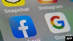 Gambar file ini diambil pada 1 Oktober 2019 menunjukkan logo aplikasi seluler Facebook dan Google ditampilkan di tablet. (Foto: AFP)