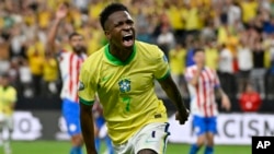 Brasil venció 4-1 a Paraguay en la Copa América gracias a un doblete de Vinicius Júnior y goles de Savinho y Lucas Paquetá. 