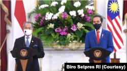 Presiden Jokowi dan PM Malaysia Muhyiddin dalam pernyataan pers bersama di Istana Merdeka, Jakarta, Jumat (5/2), mendesak ASEAN untuk bertindak atas kudeta Myanmar (Foto: Courtesy/Biro Pers)