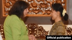 Pakar PBB Virginia Gamba (kiri) saat bertemu Aung San Suu Kyi di Yangon, Myanmar. 