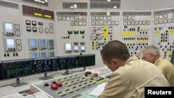 Karyawan PLTN Zaporizhzhia yang dikuasai Rusia selama kunjungan pakar IAEA, Zaporizhzhia, Ukraina. (Foto: IAEA via REUTERS)