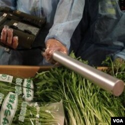 Petugas di Hongkong memeriksa produk sayuran impor yang baru datang dari Jepang di bandara Hongkong (8/4).