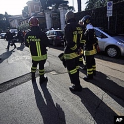 Italian firefighters stand in front of the Swiss Embassy in Rome. A parcel bomb exploded in the Swiss Embassy in Rome, 23 Dec 2010.