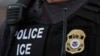 ARCHIVO - El logo del Servicio de Inmigración y Control de Aduanas de Estados Unidos, puede verse en el uniforme de un agente el 17 de diciembre de 2024, en el distrito del Bronx de Nueva York.