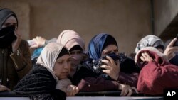 Mujeres palestinas en el funeral de un palestino de 27 años que murió en Cisjordania baleado por un colono israelí, el 12 de febrero de 2023.