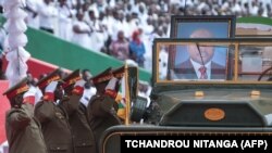 Le portrait et le cercueil de feu le président Pierre Nkurunziza, lors des obsèques nationales au stade Ingoma de Gitega, au Burundi, le 26 juin 2020. (Photo TCHANDROU NITANGA / AFP)