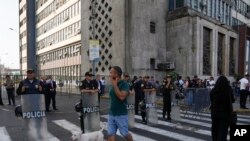 La policía hace guardia en los perímetros de la fiscalía donde la presidenta peruana Dina Boluarte llegó a testificar, en Lima, Perú, el viernes 5 de abril de 2024.