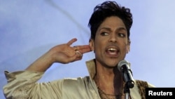 Musisi Prince pada saat tampil dalam pertunjukan di Inggris, 3 Juli 2011 (foto: dok). 