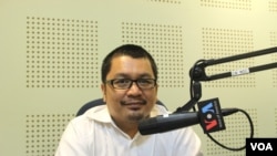 លោក អ៊ូ វីរៈ ប្រធាន​និង​ជា​ស្ថាបនិក​នៃ​វេទិកា​អនាគត (Future Forum) ចូល​រួម​ជា​វាគ្មិន​ក្នុង​កម្មវិធី​ហេឡូវីអូអេ​អំពី​«ផល​ប៉ះពាល់​នៃ​ចំណាក​ស្រុក​មក​លើ​នយោបាយ​និង​សេដ្ឋកិច្ច​កម្ពុជា‍» កាល​ពី​ថ្ងៃ​ច័ន្ទ​ទី​២ ខែ​មីនា ឆ្នាំ​២០១៥។ (លឹម សុធី/VOA)