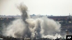 Asap membubung di Gaza City setelah sebuah serangan Israel, Agustus tahun lalu.