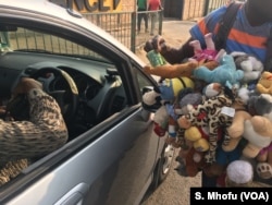 A street vendor accepts bond notes in Harare, September 2017.