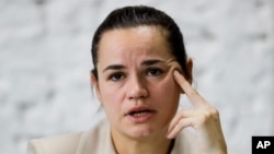 Sviatlana Tsikhanouskaya, seorang kandidat presiden, berbicara pada konferensi pers setelah pemilihan presiden Belarusia di Minsk, Belarusia, 10 Agustus 2020. (Foto: AP)