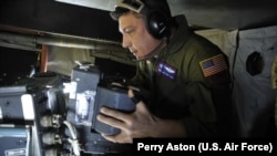 Kru pesawat pengintai OC-135B dari Skuadron Pengintaian sedang bersiap sebelum terbang di pangkalan Joint Base Andrews untuk mendukung Perjanjian Angkasa Terbuka atau Open Skies Treaty. 