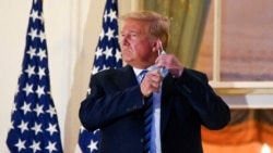 ARHIVA - Američki predsednik Donald Tramp skida zaštitnu masku na balkonu Bele kuće po izlasku iz bolnice, 5. oktobra 2021.