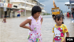 Girls stand in a flooded area of Prek Chrey village, Spean Tmor commune, Dangkoa district, Phnom Penh, Cambodia, on Oct. 15, 2020. (Malis Tum/VOA Khmer)