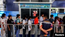 ผู้คนข้ามสะพานมิตรภาพไทย-เมียนมา ที่อ.แม่สอด จ.ตาก ของไทย เมื่อ 12 เม.ย. 2024 (REUTERS/Athit Perawongmetha)