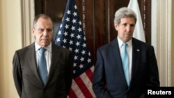 U.S. Secretary of State John Kerry (R) and Russia's FM Sergei Lavrov before their meeting at the residence of the U.S. ambassador in London, March 14, 2014.