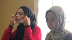 نور له خپلې خور سره په خپل کور کې