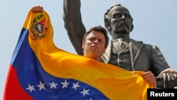 En la imagen, Leopoldo López habla a sus seguidores antes de entregarse a las autoridades del gobierno en disputa de Venezuela el 18 de febrero de 2014 en Caracas.