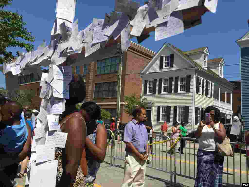 A makeshift cross with commmorative messages is seen near Emanuel AME church in Charleston, South Carolina, June 21, 2015. (Amanda Scott/VOA)