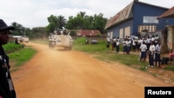 Des Casques bleus patrouillent près de Kananga, dans le Kasaï central, en RDC, le 11 mars 2017.