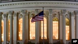 Bendera AS berkibar di depan US Capitol di Washington. (Foto: AP/J. David Ake)