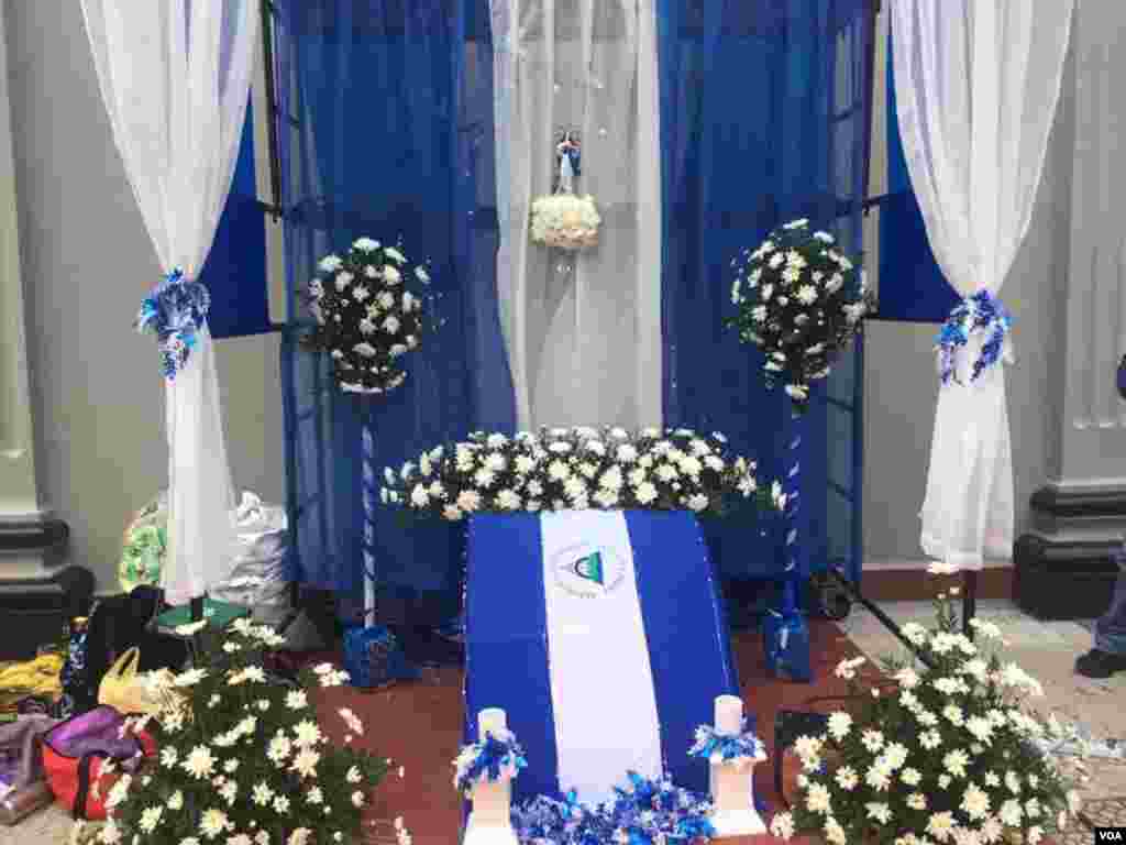 Durante la celebración de la Purísima o "La gritería", devotos recorren las calles y visitan diferentes altares erigidos en honor a la Virgen Maria. Foto Daliana Ocaña/VOA.