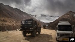 រូបឯកសារ៖ ឡាន​ទាហាន​ឥណ្ឌា​មួយ​គ្រឿង​បើក​បរ​នៅ​ជិត​បឹង Pangong Lake តំបន់ Ladakh ប្រទេស​ឥណ្ឌា។