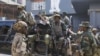 Membros do grupo rebelde M23 depois de um exercício de limpeza de ruas, após a tomada de Bukavu.
