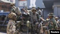 Membros do grupo rebelde M23 depois de um exercício de limpeza de ruas, após a tomada de Bukavu.