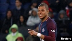 L'attaquant star du Paris SG Kylian Mbappé, blessé à une cuisse, est indisponible pour une durée estimée à trois semaines et manquera la réception du Bayern Munich le 14 février 