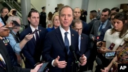 Ketua Komite Intelijen DPR AS Adam Schiff didampingi para manajer proses pemakzulan, Ketua Komite Kehakiman Jerrold Nadler, Hakeem Jeffries, Sylvia Garcia, Val Demings, di Washington, 22 Januari 2020. (Foto: AP)