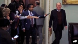 សមាជិក​ព្រឹទ្ធសភា​លោក ​Lamar Alexander ដើរ​នៅ​ខាង​ក្រៅ​បន្ទប់​នៃ​អាគារ​ព្រឹទ្ធសភា​ក្នុង​ពេល​​សម្រាក​ពី​សវនាការ​ដក​តំណែង​លោក​ ត្រាំ នៅ​វិមាន​រដ្ឋ​សភា កាល​ពី​ថ្ងៃ​ទី​៣០ មករា ២០២០។