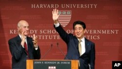 Yaponiya Bosh vaziri Shinzo Abe (o'ngda) Massachusets shtatidagi Garvard universitetida, 27-aprel, 2015-yil.