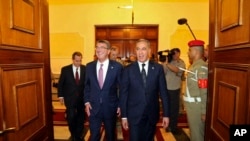 Menteri Pertahanan AS Ash Carter (tengah, kiri) bersama Menteri Pertahanan Irak Khaled al-Obeidi (tengah, kanan) di Baghdad, Irak, Juli 2016.