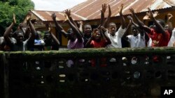 Célébration de la fin de la quarantaine liée à Ebola à Massessehbeh, le 14 août 2015 .(AP Photo/Sunday Alamba)