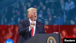 La decisión de llevar a juicio político al presidente Donald Trump fue tomada este miércoles 18 de diciembre de 2019 en la Cámara de Representantes, dirigida por la demócrata Nancy Pelosi. El presidente reaccionó desde un mitin para su campaña presidencial desde Michigan.