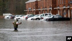 Un homme se fraie un chemin dans les eaux de crue à Hammond, en Louisiane, 11 mars 2016.