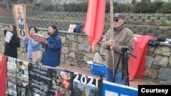 ရွှေ့ပြောင်းမြန်မာဒုက္ခသည်တွေကို ဖမ်းပြီး မြန်မာနိုင်ငံထဲ ပြန်မပို့ဖို့ မြန်မာ့အရေးလှုပ်ရှားသူတွေ ထိုင်းသံရုံးရှေ့တောင်းဆိုကြ။ (Photo: ADB)