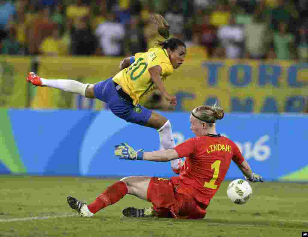 Marta oo reer Brazil ah iyo goolhayaha xulka Sweden Hedvig Lindahl.