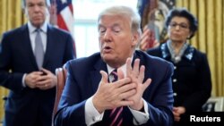 El presidente de EE.UU., Donald Trump, en la Casa Blanca defiende sus comentarios sobre el uso de desinfectantes de limpieza contra el coronavirus. Detrás la directora de la Administración de Pequeñas Empresas y el senador Roy Blunt, republicano por Alabama. Abril 24 de 2020. 