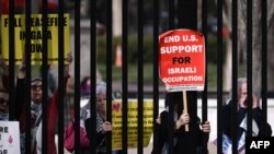 ইসরাইলের প্রতি যুক্তরাষ্ট্রের সমর্থনের বিরুদ্ধে প্রতিবাদ করতে ওয়াইট হাউসের সামনে বিক্ষোভ। ফটোঃ ৪ মার্চ, ২০২৪।