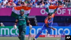 ভারতের হার্দিক পান্ডিয়া বল করছেন। পাশে দাঁড়িয়ে পাকিস্তানের ইফতিখার আহমেদ। ফটোঃ ৯ জুন, ২০২৪।