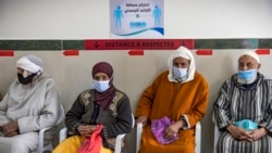 Para lansia menunggu giliran untuk mendapatkan vaksin di Maroko (foto: ilustrasi).