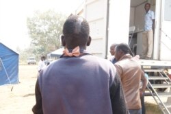 Winisi Umari, a victim of South Africa's xenophobia, says he was cut with a knife on the streets in Johannesburg. (VOA/L. Masina)