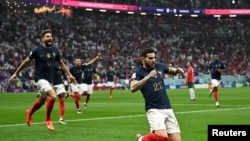 Pemain Prancis Theo Hernandez (depan) merayakan keberhasilannya mencetak gol ke gawang Maroko dalam pertandingan semifinal Piala dunia 2022 di Stadion Ail Bayt, Qatar, pada 14 Desember 2022. (Foto: Reuters/Dylan Martinez)