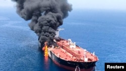 Sebuah kapal tanker minyak terlihat setelah diserang di Teluk Oman, 13 Juni 2019. (Foto: ISNA via REUTERS)