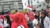 Berbagai kelompok agama memeriahkan parade "Bandung Rumah Bersama" yang digelar Sabtu, 15 Februari 2020. Nampak kelompok muslimah berkerudung dengan tema merah putih membawa bendera. (Foto: RIo Tuasikal/VOA)